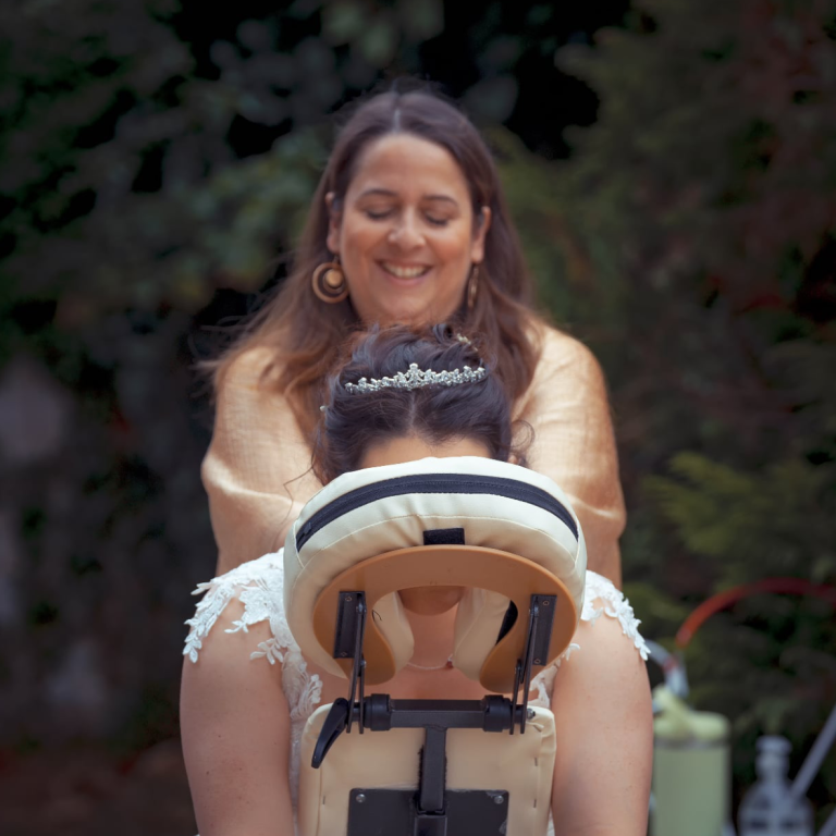 Mariée recevant un massage relaxant durant le cocktail de mariage Cedric Le DJ