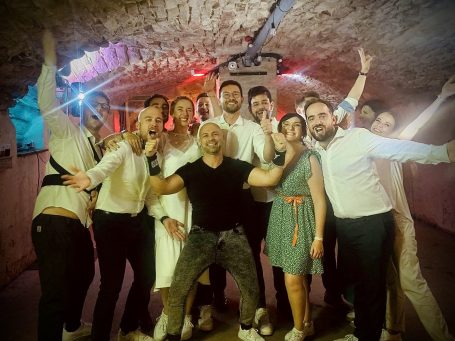 Groupe de convives en fête avec Cedric Le DJ dans une salle voûtée, ambiance dansante et chaleureuse lors d’un événement en région lyonnaise