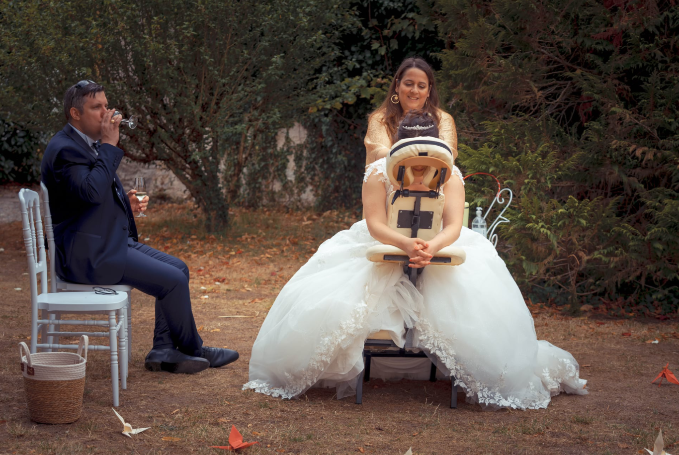 Mariée recevant un massage relaxant durant le cocktail de mariage Cedric Le DJ