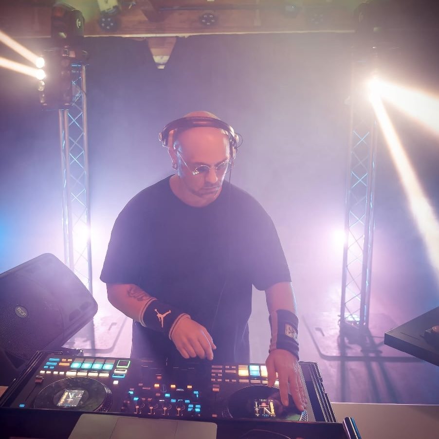 Cedric Le DJ concentré sur ses platines durant une prestation événementielle