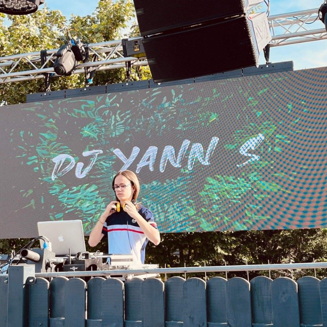 DJ Yann S sur scène lors d’un set en plein air avec Cedric Le DJ