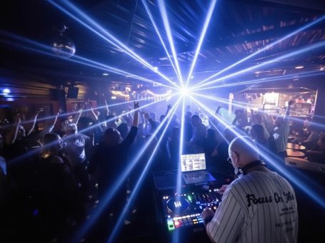 Ambiance raffinée, lumineuse, chic et colorée signée Cedric Le DJ, parfaite pour sublimer les mariages et soirées corporate élégantes.