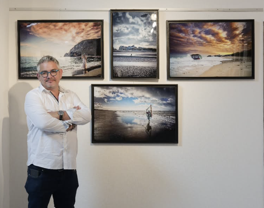 Photographe exposant ses œuvres dans une galerie, collaborateur artistique de Cedric Le DJ pour ses visuels disco-funky