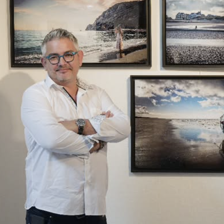 Photographe collaborateur artistique de Cedric Le DJ pour ses visuels disco-funky, illustrant l'esthétique de l’univers Back To Disco