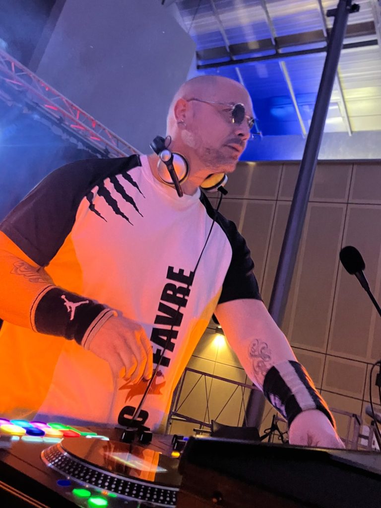 Cedric Le DJ en live derrière ses platines lors d’un show funky house a New York